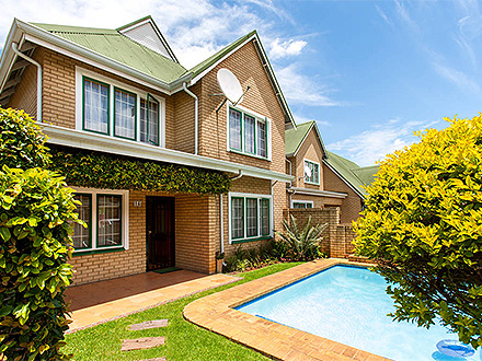 西安國(guó)花酒店選購(gòu)康福特仿木桌椅