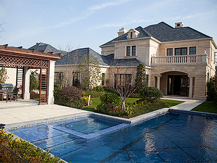 西安國(guó)花酒店選購(gòu)康福特仿木桌椅